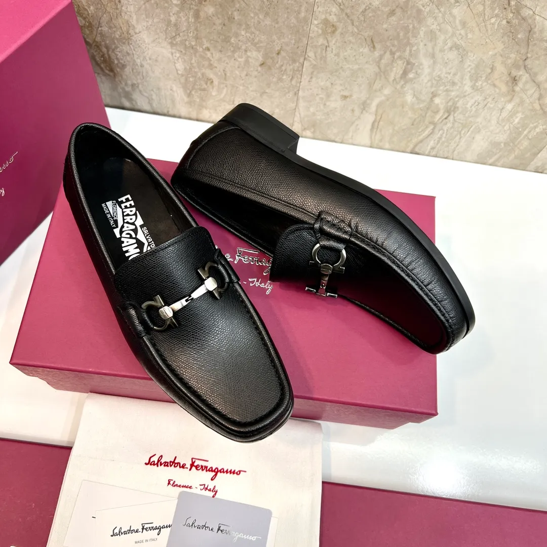 Original quality P780 Brand: Ferragamo Standard size: Men's size 39–44 (38.45 can be customized) Grade: Same style as the official website High-quality men's shoes Material: Customized first-layer calfskin with water-dyed cowhide lining Cowhide tiptoe Original non-slip and wear-resistant rubber outsole Style category: Men's formal business leather shoes are young and fashionable European and American trends British style Casual matching and comfortable feet Color: actual picture